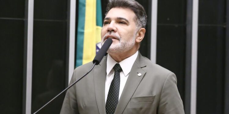 Feliciano enfrenta Flávio e cobra candidatura ao Senado em reunião da Assembleia de Deus