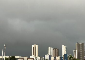 Previsão de chuvas mantém equipes em alerta nesta quarta-feira (8) em João Pessoa