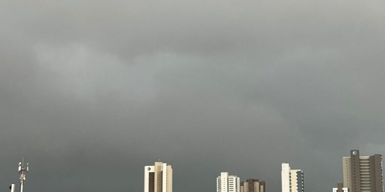 Previsão de chuvas mantém equipes em alerta nesta quarta-feira (8) em João Pessoa