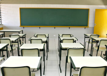 Professora é agredida por aluno e tem convulsão após chute dado em porta de sala em São José dos Campos