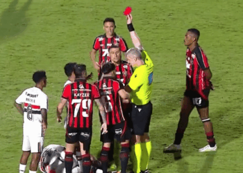 Jogador do São Paulo é expulso após acertar chute na cabeça de adversário