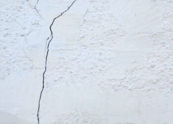 Juiz nega indenização contra vizinha por infiltração em casa