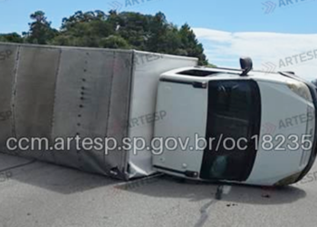 Motorista perde controle e capota utilitário no Rodoanel, em Cotia