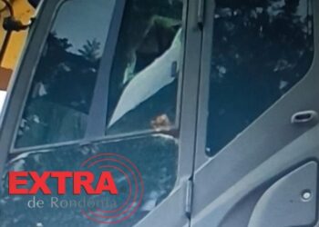 Escavadeira da Secretaria de Obras é alvo de vandalismo em travessão rural de Corumbiara