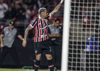 Em noite de Calleri, São Paulo vence O’Higgins por 2 a 0 no MorumBIS