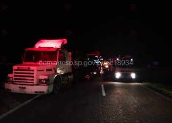 Colisão entre caminhões deixa um ferido grave na Dom Pedro I, em Igaratá