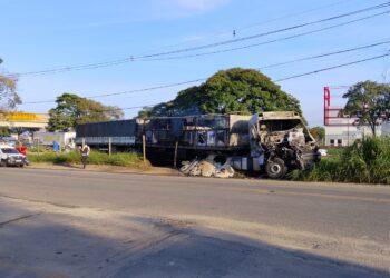 Carreta pega fogo após colisão traseira na Dutra, em Caçapava