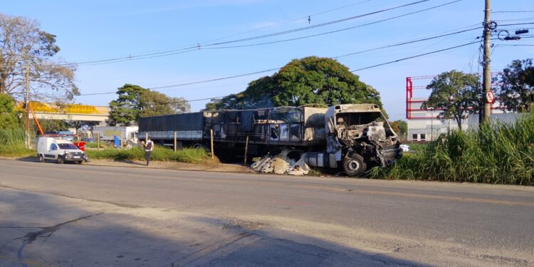 Carreta pega fogo após colisão traseira na Dutra, em Caçapava