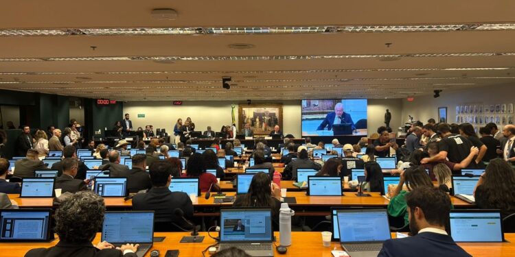 Escala 6×1: entenda próximos passos após votação em comissão da Câmara ser adiada