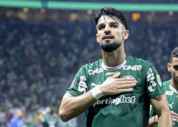 Palmeiras supera pressão, vence no fim e assume ponta do grupo na Libertadores
