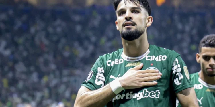 Palmeiras supera pressão, vence no fim e assume ponta do grupo na Libertadores