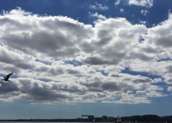 Domingo com nuvens no litoral e possibilidade de trovoada no interior