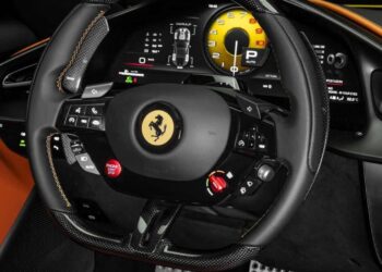 Os comandos táteis são mais baratos, mas os clientes da Ferrari querem botões físicos