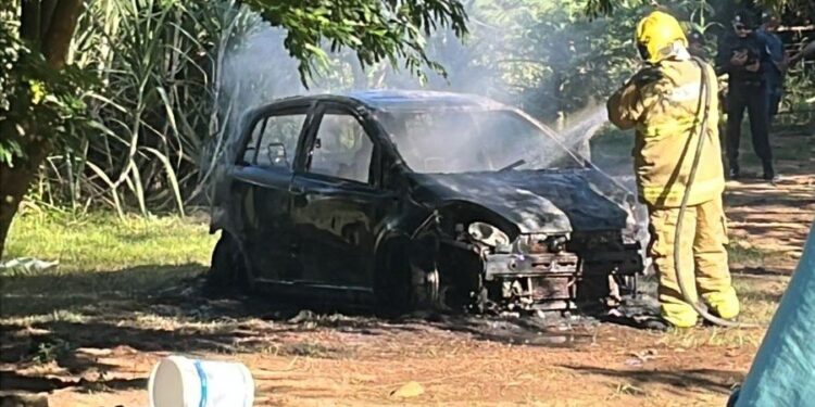 Incêndio Destrói Veículo na Zona Rural de Jaru e Caso Será Investigado