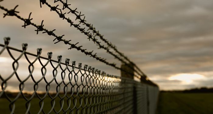 Condado de Orange avalia romper acordo com imigração após prejuízo milionário