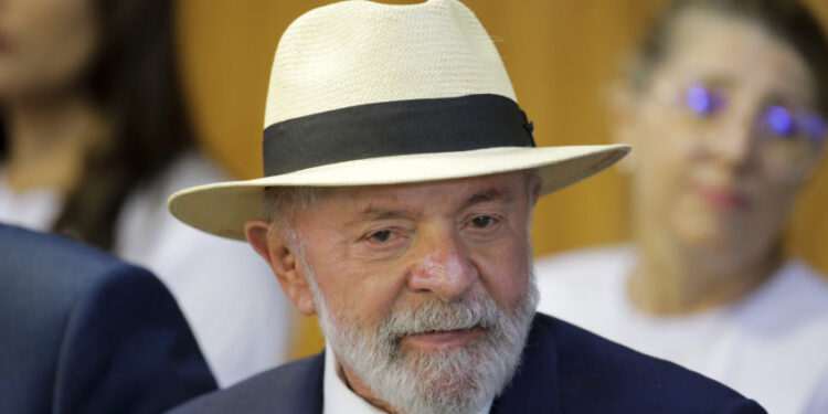 Lula usará curativo e chapéu por 1 mês após cirurgia, diz Kalil