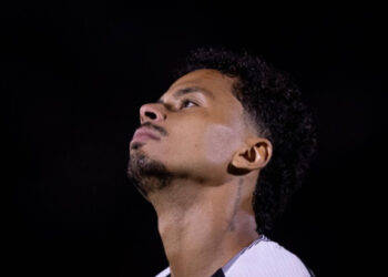 STJD define pena mínima a Allan por gesto obsceno contra o Fluminense