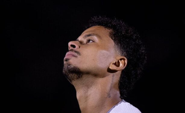 STJD define pena mínima a Allan por gesto obsceno contra o Fluminense