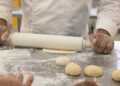 Cotia abre cursos gratuitos para fabricar pães, doces e salgados