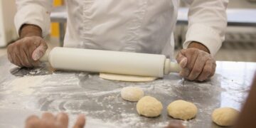 Cotia abre cursos gratuitos para fabricar pães, doces e salgados