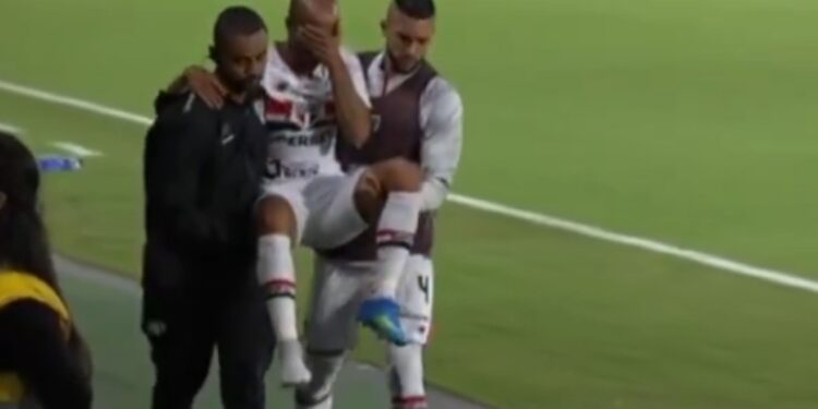São Paulo: Lucas Moura deixa o campo carregado em jogo de reestreia. Veja vídeo