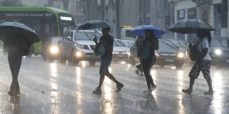 Defesa Civil de SP alerta para temporais e frio; veja previsão do tempo para o País