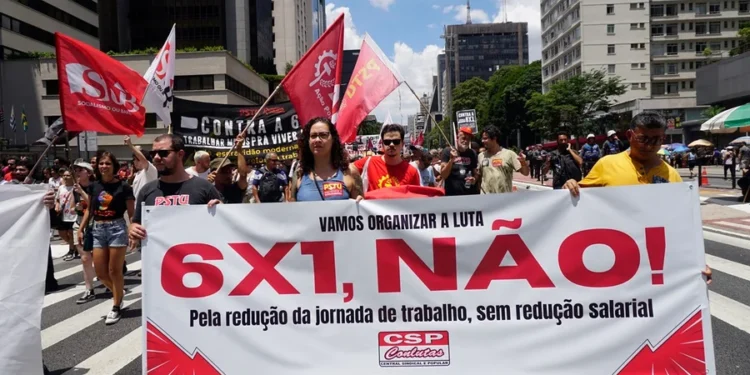 PEC 6×1: comissão negocia início imediato da escala 5×2, sem transição
